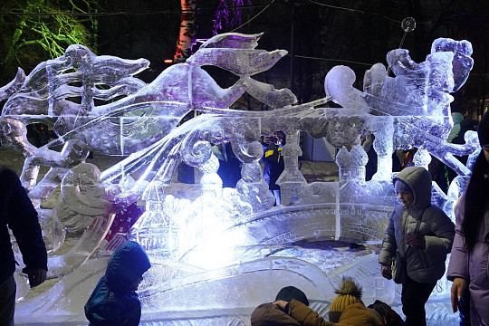 Ледяные скульптуры украсили площадь Революции в Вологде